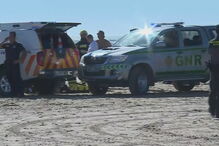 Homem e criança morrem atingidos por avioneta em praia