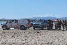 Homem e criança morrem atingidos por avioneta em praia