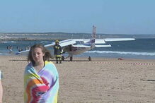 Homem e criança morrem atingidos por avioneta em praia