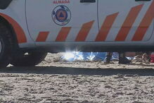 Homem e criança morrem atingidos por avioneta em praia