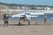 Homem e criança morrem atingidos por avioneta em praia