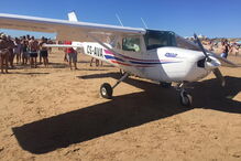 Homem e criança morrem atingidos por avioneta