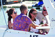 2017-08-03_01_22.50 Pais da fadista brindaram com espumante à cumplicidade do jovem casal, neste passeio marítimo na costa algarvia.jpg