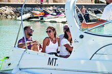 2017-08-03_01_22.51 Ruben da Cruz e Ana Moura mostraram-se sorridentes dentro de um barco em Portimão.jpg