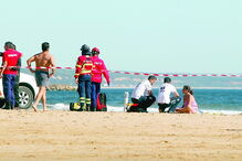 Avioneta mata criança e banhista à beira-mar  