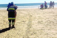 Avioneta mata criança e banhista à beira-mar  