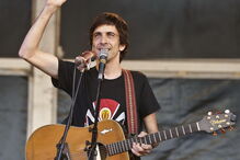 Manel Cruz em concerto, em 2015