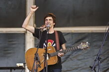 Manel Cruz em concerto, em 2015