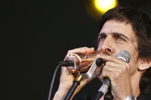 Manel Cruz em concerto, em 2015