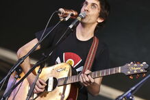 Manel Cruz em concerto, em 2015