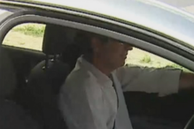 Professor no carro à saída do tribunal