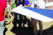 Tripulantes foram protegidos da ira popular após o acidente