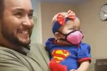 Bebé vestida de supermulher