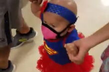 Bebé vestida de supermulher