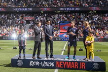 Neymar foi apresentado aos adeptos de PSG, mas ainda não pode jogar