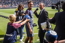 Neymar foi apresentado aos adeptos de PSG, mas ainda não pode jogar
