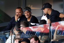 Neymar foi apresentado aos adeptos de PSG, mas ainda não pode jogar