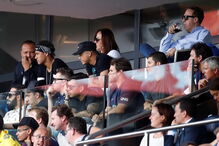 Neymar foi apresentado aos adeptos de PSG, mas ainda não pode jogar