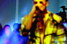 David Carreira atuou sempre observado, ao longe, pela  namorada  