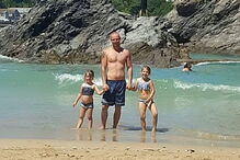 Adam tinha três filhos e estava noivo da companheira