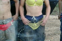 Refugiados são agredidos e humilhados