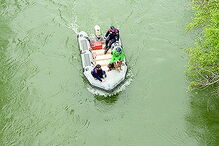 Bombeiros fizeram buscas no rio