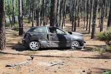 Viatura onde seguiam as duas vítimas, de 22 e 34 anos, ficou bastante danificada após o despiste aparatoso