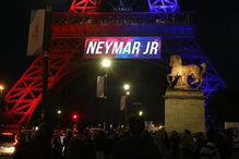 Tributo feito na Torre Eiffel