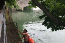 Benjamin David vai a nado para o trabalho em Munique, na Alemanha