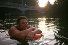 Benjamin David vai a nado para o trabalho em Munique, na Alemanha