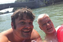 Benjamin David vai a nado para o trabalho em Munique, na Alemanha