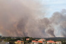 Coluna de fumo era visível a dezenas de quilómetros 
