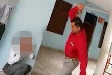 Professor foi filmado a agredir alunos com paus e varas