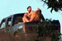 Grazi Massafera foi fotografada enquanto gravava cenas de sexo com o ator Rafael Cardoso