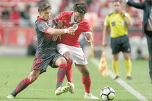 Eliseu (dir.) numa disputa de bola com Bruno Xadas no jogo de ontem