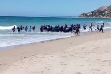 Migrantes africanos dão à costa em praia de Cadiz