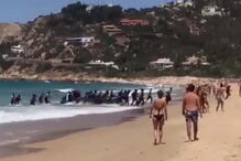 Migrantes africanos dão à costa em praia de Cadiz