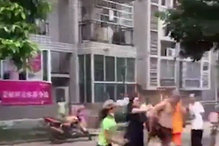 Homem humilhado publicamente por mulher e amante