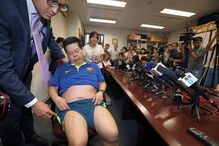 Howard Lam diz ter sido torturado na China e mostra agrafos nas pernas