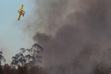 Avião de combate a fogos Fire Boss em ação
