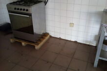 Baratas espalhadas no chão da cozinha do posto da GNR da Trofa. Comando Territorial do Porto confirmou ‘invasão’ de insetos e promete desinfestação