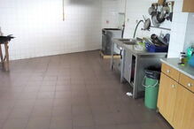 Baratas espalhadas no chão da cozinha do posto da GNR da Trofa. Comando Territorial do Porto confirmou ‘invasão’ de insetos e promete desinfestação