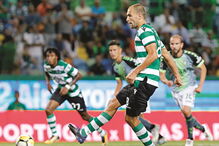 Bas Dost, com grande calma, faz de penálti o golo que valeu uma vitória