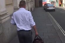 Vai preso por fazer sexo com o cão de um amigo