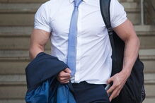 Mulher transgénero estrangulada e agredida por personal trainer