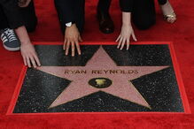 A atriz estava a fazer uma acrobacia de mota