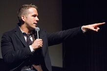 A atriz estava a fazer uma acrobacia de mota