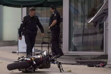 A atriz estava a fazer uma acrobacia de mota