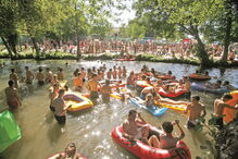Durante o dia, os festivaleiros aproveitam para se refrescarem na praia fluvial do Taboão