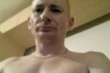 Viola mulher e tortura-a com chave de fendas durante dois dias